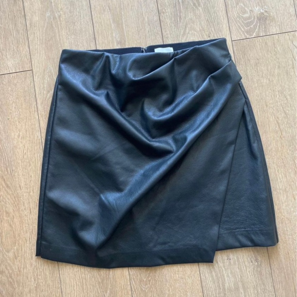 Wilfred Angie vegan leather skirt size 4 aritzia